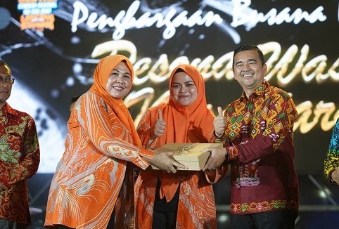 Kadisnakertrans Riau Raih Penghargaan Juara I Busana Terbaik di Gernas BBI-BBWI